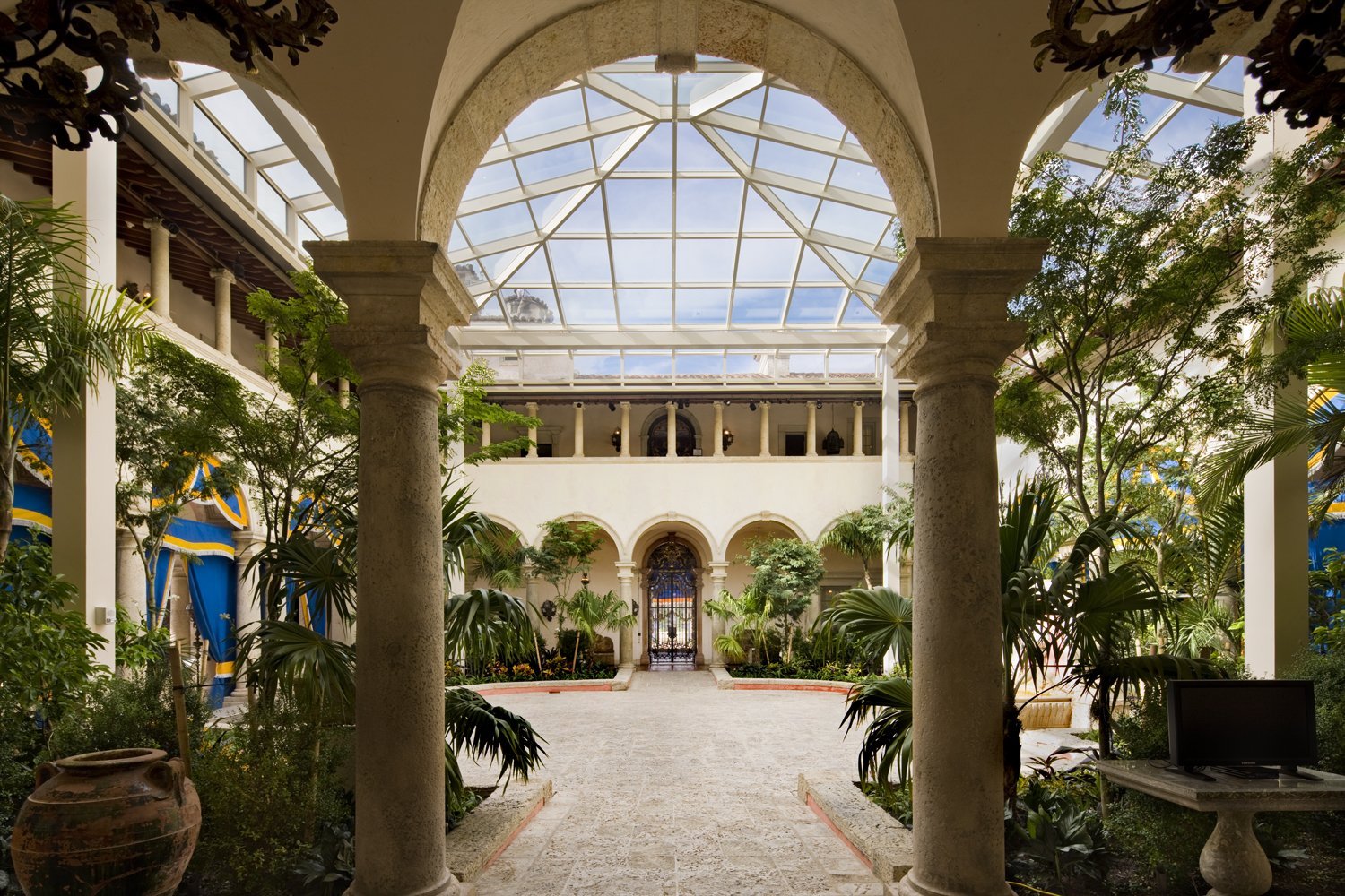 저택의 개방형 안뜰 (Open-air Courtyard)